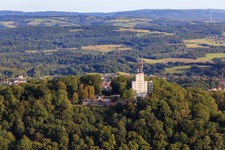 Vue aérienne de Schaumberg avec Skywalk, Schaumberg Alm et la tour d'observation et de télécommunication Schaumbergturm à Tholey dans le département Sarre, Allemagne
