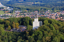 Vue aérienne de Schaumberg avec Skywalk, Schaumberg Alm et la tour d'observation et de télécommunication Schaumbergturm à Tholey dans le département Sarre, Allemagne