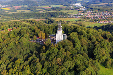 Photographie aérienne de Schaumberg avec Skywalk, Schaumberg Alm et la tour d'observation et de télécommunication Schaumbergturm à Tholey dans le département Sarre, Allemagne