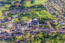 Vue aérienne de Abbaye bénédictine de Saint-Maurice Tholey avec l'église abbatiale et le jardin du monastère vus du nord à Tholey dans le département Sarre, Allemagne