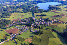 Vue aérienne de Vue du village depuis le sud-ouest devant le biotope du lac de Bostal à le quartier Neunkirchen in Nohfelden dans le département Sarre, Allemagne