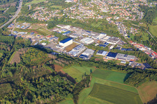 Vue aérienne de Zone industrielle de Söterberg avec le centre de distribution Original Wagner Pizza GmbH, Schuster-Engineering GmbH à le quartier Otzenhausen in Nonnweiler dans le département Sarre, Allemagne