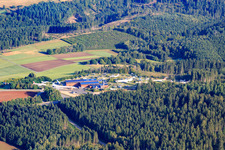 Vue aérienne de Exposition de vol du Musée de l'aviation P. Junior à le quartier Abtei in Hermeskeil dans le département Rhénanie-Palatinat, Allemagne