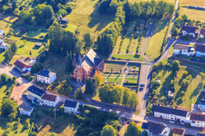 Vue aérienne de Église catholique « Sacré-Cœur » de Kostenbach à le quartier Oberlöstern in Wadern dans le département Sarre, Allemagne