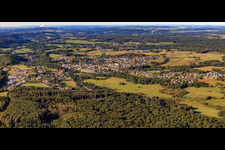 Vue aérienne de Panorama de la ville depuis le nord à Wadern dans le département Sarre, Allemagne