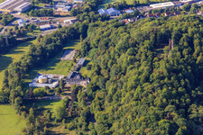 Vue aérienne de Château Dagstuhl avec le Centre Leibniz d'informatique. Jardin du château et chapelle sous les ruines et les fondations du château Dagstuhl, dans la forêt. à le quartier Dagstuhl in Wadern dans le département Sarre, Allemagne