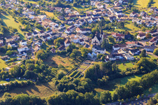 Vue aérienne de Église Saint-Willibrord au cimetière à le quartier Limbach in Schmelz dans le département Sarre, Allemagne