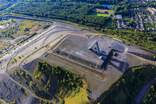 Photographie aérienne de Saarpolygon « Porte vers le futur » sur la Bergenhalde à Ensdorf dans le département Sarre, Allemagne