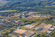 Vue aérienne de ALDI SE & Co. KG Bous (entrepôt central ALDI SÜD) et site de l'ancienne usine de tubes Mannesmann à Bous dans le département Sarre, Allemagne