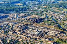 Vue aérienne de Site du patrimoine mondial de l'UNESCO Völklinger Hütte derrière Saarschmiede GmbH à Völklingen dans le département Sarre, Allemagne
