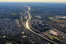 Vue aérienne de Cours de la Sarre aux tours de refroidissement de la centrale STEAG de Fenne à le quartier Fürstenhausen in Völklingen dans le département Sarre, Allemagne