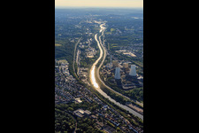 Photographie aérienne de Cours de la Sarre aux tours de refroidissement de la centrale STEAG de Fenne à le quartier Fürstenhausen in Völklingen dans le département Sarre, Allemagne