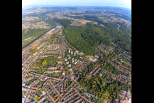 Vue aérienne de Vue d'ensemble de la ville depuis le sud à Völklingen dans le département Sarre, Allemagne