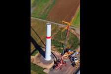 Vue d'oiseau de Modernisation du parc éolien Minfeld. JUWI remplace quatre anciennes turbines (GE 1.5) de 2004 par deux nouvelles turbines Vestas V162 modernes, chacune d'une puissance de six mégawatts. à Minfeld dans le département Rhénanie-Palatinat, Allemagne