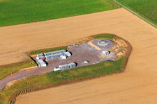 Enregistrement par drone de Modernisation du parc éolien Minfeld. JUWI remplace quatre anciennes turbines (GE 1.5) de 2004 par deux nouvelles turbines Vestas V162 modernes, chacune d'une puissance de six mégawatts. à Minfeld dans le département Rhénanie-Palatinat, Allemagne
