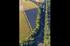 Vue aérienne de Installation photovoltaïque sur terres arables à Winden dans le département Rhénanie-Palatinat, Allemagne