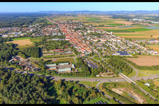 Vue aérienne de Vue de la ville avec la sortie d'autoroute à 1 % au sud de l'A65 depuis l'est à Kandel dans le département Rhénanie-Palatinat, Allemagne