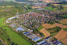 Vue aérienne de Vue de la ville sur le Schwarzbach depuis le sud-est et de la zone industrielle avec Geiß-Möbel, Rocholl GmbH et Helthosi GmbH à Eschelbronn dans le département Bade-Wurtemberg, Allemagne