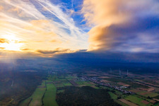Vue aérienne de Nuages au-dessus du chemin de transhumance et de la forêt de Bienwald dans la lumière du soir d'automne à Freckenfeld dans le département Rhénanie-Palatinat, Allemagne