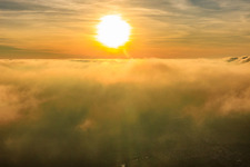Vue aérienne de Coucher de soleil au-dessus des nuages à Steinfeld dans le département Rhénanie-Palatinat, Allemagne