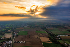 Vue aérienne de Coucher de soleil sur les nuages à l'est, en soirée à Steinfeld dans le département Rhénanie-Palatinat, Allemagne
