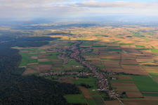 Vue aérienne de Du nord-ouest à Schleithal dans le département Bas Rhin, France