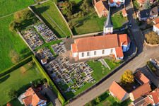 Vue oblique de Église et cimetière à Seebach dans le département Bas Rhin, France