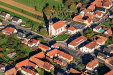 Vue aérienne de Eglise paroissiale de l' Immaculée Conception de la Vierge d' Aschbach à Aschbach dans le département Bas Rhin, France