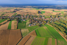 Vue aérienne de Du sud à Wintzenbach dans le département Bas Rhin, France