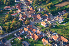 Vue aérienne de Église catholique Saint-Gilles et Église protestante de Wintzenbach avec cimetières à Wintzenbach dans le département Bas Rhin, France