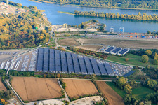 Vue aérienne de Parking couvert de systèmes photovoltaïques par Walon au terminal du Rhin à Lauterbourg dans le département Bas Rhin, France