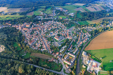 Vue aérienne de Vue d'ensemble de la ville depuis le sud à le quartier Neulauterburg in Lauterbourg dans le département Bas Rhin, France