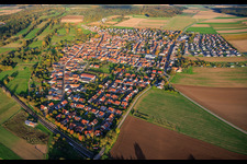 Vue aérienne de Vue d'ensemble de la ville depuis l'ouest à Steinweiler dans le département Rhénanie-Palatinat, Allemagne