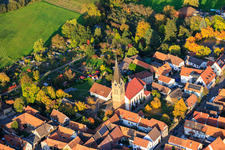 Vue aérienne de Église Saint-Martin à Steinweiler dans le département Rhénanie-Palatinat, Allemagne