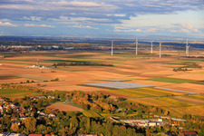 Vue aérienne de Centrale géothermique Insheim pour l'extraction de lithium par Vulcan Energy GmbH (en arrière-plan). Plateforme V20 de Vercana GmbH et parc éolien d'Offenbach. à Insheim dans le département Rhénanie-Palatinat, Allemagne