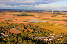 Vue oblique de Centrale géothermique Insheim pour l'extraction de lithium par Vulcan Energy GmbH (en arrière-plan). Plateforme V20 de Vercana GmbH et parc éolien d'Offenbach. à Insheim dans le département Rhénanie-Palatinat, Allemagne