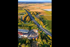 Vue aérienne de Centrale géothermique Insheim pour l'extraction de lithium par Vulcan Energy GmbH (en arrière-plan : plateforme V20 de Vercana GmbH) à Insheim dans le département Rhénanie-Palatinat, Allemagne