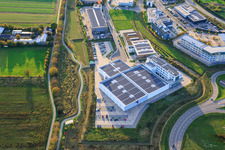 Vue aérienne de WEPTECH elektronik GmbH (siège social), EmiCo Emission Control Systems GmbH et Schmitt Spezialmaschinenbau à le quartier Queichheim in Landau in der Pfalz dans le département Rhénanie-Palatinat, Allemagne