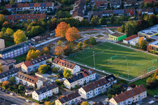 Vue aérienne de Terrain de football et club-house du FSV Azzurri Landau 1982 eV à le quartier Queichheim in Landau in der Pfalz dans le département Rhénanie-Palatinat, Allemagne