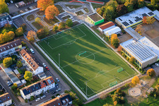 Vue aérienne de Terrain de football et club-house du FSV Azzurri Landau 1982 eV à le quartier Queichheim in Landau in der Pfalz dans le département Rhénanie-Palatinat, Allemagne