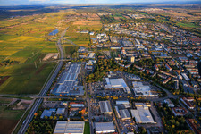Vue aérienne de Landau-Nord et le tracé de la B10 vers l'est à Landau in der Pfalz dans le département Rhénanie-Palatinat, Allemagne