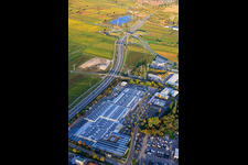 Vue aérienne de Gillet Baumarkt GmbH et le tracé de la B10 vers l'est avec la sortie Landau/Edesheim à Landau in der Pfalz dans le département Rhénanie-Palatinat, Allemagne