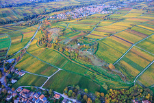 Vue aérienne de Réserve naturelle et chapelle "Kleine Kalmit" à le quartier Arzheim in Landau in der Pfalz dans le département Rhénanie-Palatinat, Allemagne