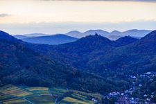 Ruines du château de Scharfenberg à Leinsweiler dans le département Rhénanie-Palatinat, Allemagne d'en haut