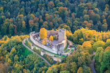Vue aérienne de Le château de Landeck en soirée d'automne à Klingenmünster dans le département Rhénanie-Palatinat, Allemagne