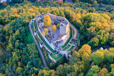 Vue aérienne de Le château de Landeck en soirée d'automne à Klingenmünster dans le département Rhénanie-Palatinat, Allemagne