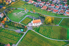 Vue aérienne de La chapelle et le cimetière Saint-Denys en automne à le quartier Gleiszellen in Gleiszellen-Gleishorbach dans le département Rhénanie-Palatinat, Allemagne