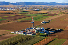 Vue aérienne de Plateforme de forage Rig V20 de Vercana GmbH pour l'extraction d'énergie géothermique profonde et de lithium à Insheim dans le département Rhénanie-Palatinat, Allemagne