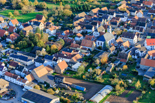 Vue aérienne de Église protestante Westheim à Westheim dans le département Rhénanie-Palatinat, Allemagne