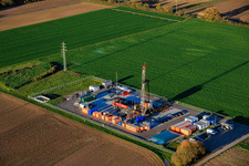 Vue aérienne de Forage exploratoire pétrolier par Palatina GeoCon GmbH & Co. KG (SCWH1) à Schwegenheim dans le département Rhénanie-Palatinat, Allemagne